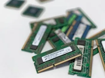 HBM专家表示，中韩内存制造差距超过5年，且在EUV限制下可能进一步扩大